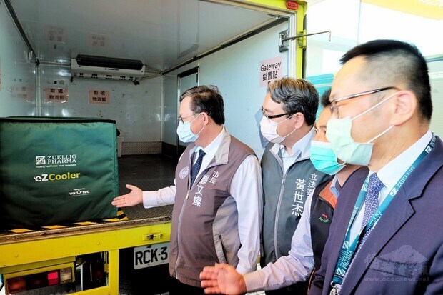 桃園市長鄭文燦(左)6日參訪裕利醫藥物流中心,並視察疫苗冷鏈運送車輛,他說,裕利公司擁有全台最大的醫藥物流中心,感謝裕利接下存放及運送首批武漢肺炎疫苗任務。
