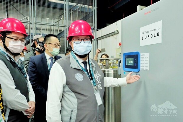 桃園市長鄭文燦(右)6日參訪裕利醫藥物流中心,除了感謝裕利接下存放及運送首批武漢肺炎疫苗的任務,也邀請進駐以物流產業為主的沙崙產業園區。