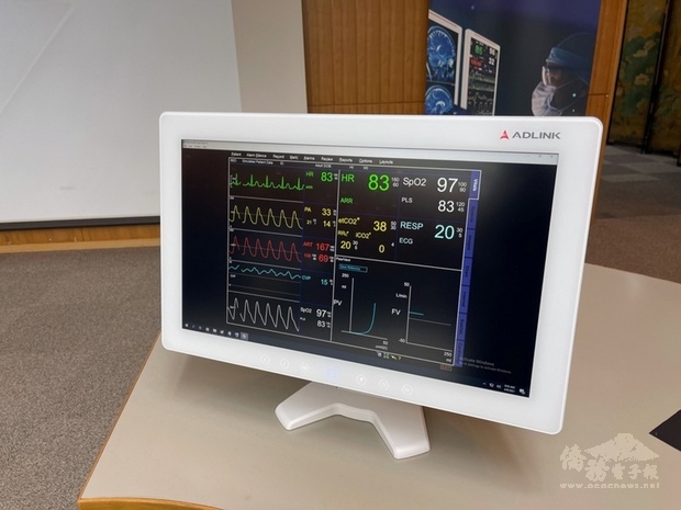 工業電腦廠凌華宣布攜手面板廠友達，捐助台大醫
院20台防疫公衛電腦，採用一體成型機殼及全機抗菌處
理，可降低醫療照護相關感染機率。