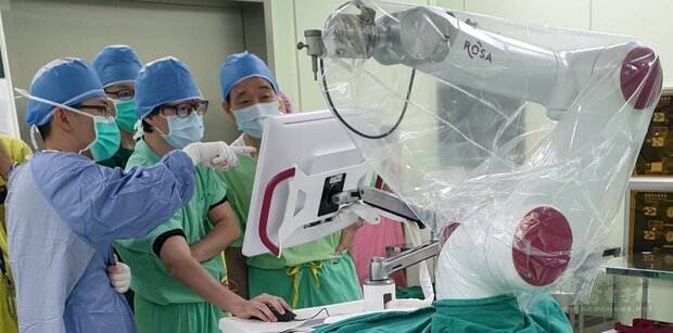 新式ROSA機器手臂輔助系統，讓開刀治療癲癇的風險大幅縮小。