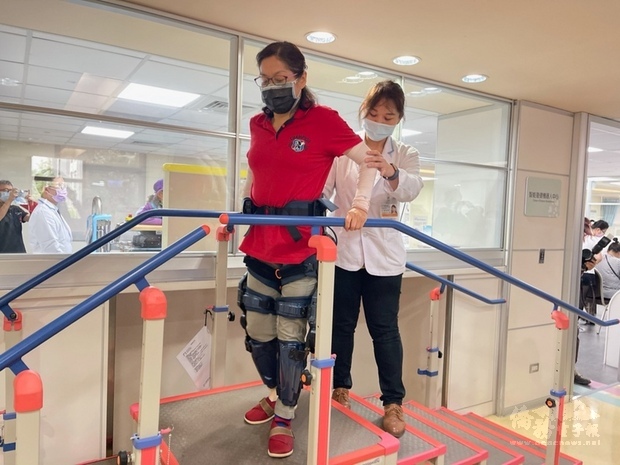 代工廠緯創旗下緯創醫學科技12日宣布攜手羅東博愛醫院，啟用智能復健機器人中心，其中外骨骼機器人可主動偵測穿戴者的關節動作變化，配合使用者的行動能力，在適當時機給予輔助。