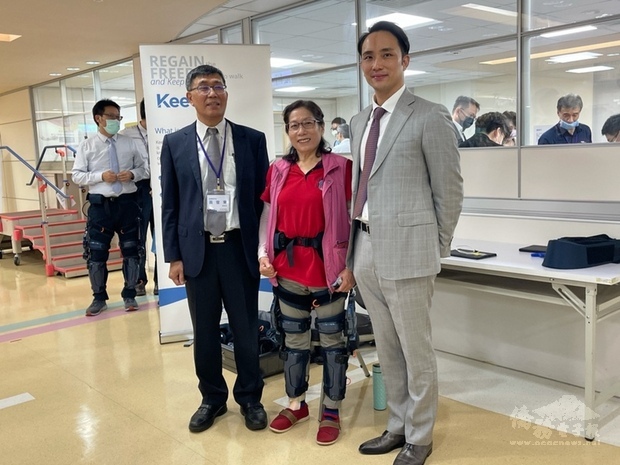 代工廠緯創旗下緯創醫學科技12日宣布攜手羅東博愛醫院，啟用智能復健機器人中心，共同發展復健醫療新模式，記者會邀請緯創醫學總經理黃俊東（左1）、羅東博愛醫院執行長許豪（右1）出席。