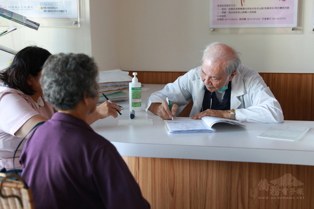 在恆春基督教醫院守護偏鄉18年、2018年榮獲醫療奉獻獎的外科醫師許志新（右）月初辭世，享壽84歲。（恆基提供）