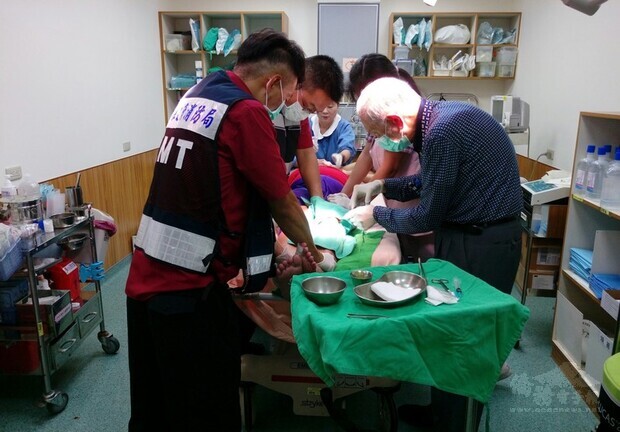 在恆春基督教醫院守護偏鄉18年、2018年榮獲醫療奉獻獎的外科醫師許志新（右）月初辭世，享壽84歲。圖為許志新高齡80多歲，佝僂著身軀，仍為病人開刀。（恆基提供）