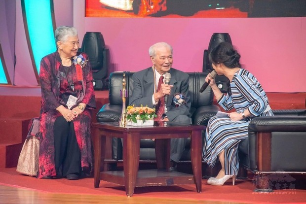 恆春基督教醫院醫師許志新（中）月初辭世，享壽84歲。恆基人稱許志新「阿公」，18年前從嘉義榮民醫院副院長退休後，因看見恆春半島醫療的需要，與妻子進駐台灣尾，在恆基展開「白袍生涯的下半場」；2018年榮獲醫療奉獻獎。（恆基提供）