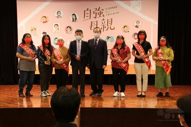 家扶基金會17日上午在台中市舉辦全國自強母親表揚活動，衛福部長陳時中（左4）等人出席。