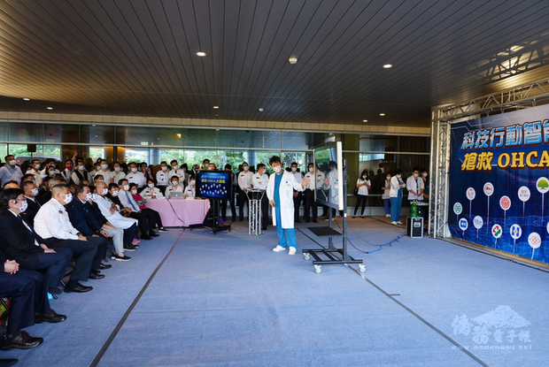 新北市政府消防局3日舉辦「科技行動智能救護車，搶救OHCA大聯盟全面啟動」記者會，現場邀集新北市21家急救責任醫院、鄰近的北市馬偕、新光、萬芳及桃園長庚等醫院、23位新聘任醫療指導醫師及9位OHCA康復出院民眾共襄盛舉。