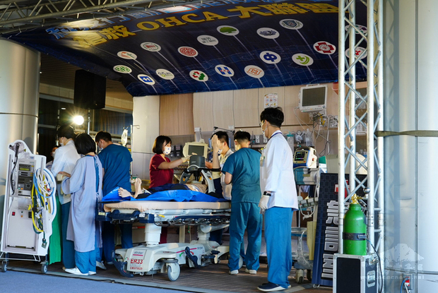 新北市政府消防局3日舉辦「科技行動智能救護車，搶救OHCA大聯盟全面啟動」記者會，現場演示醫院急診室在處理OHCA案件時的人力配置分工、急救流程及高端急救設備。