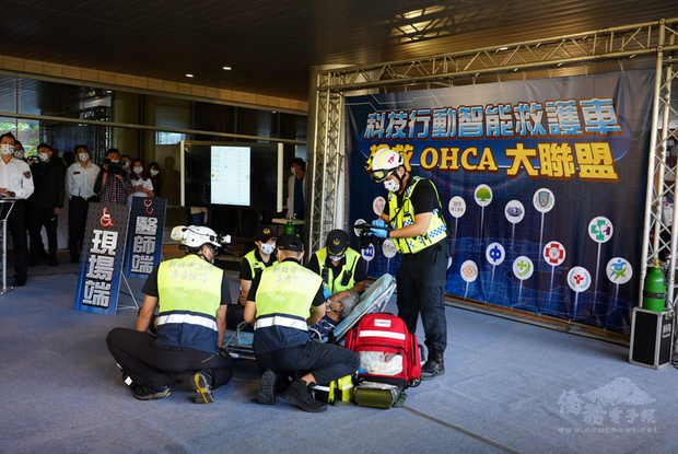 新北市政府消防局3日表示，科技行動智能救護車可在現場即時將患者相關資訊傳至醫院，過程中由醫師線上指導，高級救護員進行緊急處置或給藥，大幅縮短入院後急救程序。
