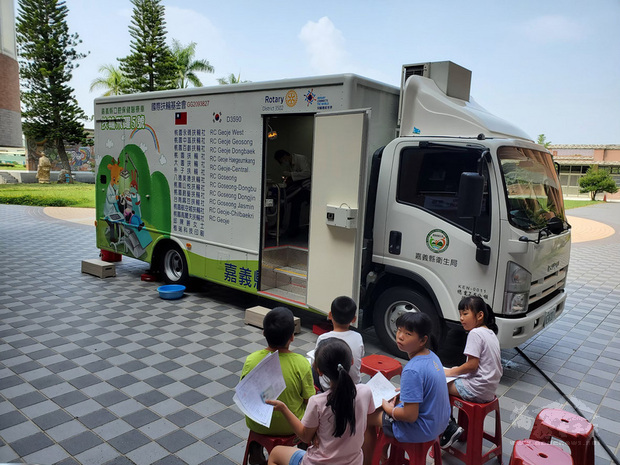 嘉義縣衛生局指出,嘉義縣109年6月獲民間捐贈口腔保健醫療專車,配合嘉義縣牙醫師公會全縣巡迴服務,不到1年時間,已讓偏遠地區多數老人與學童牙齒獲得完善照顧。(嘉義縣衛生局提供)