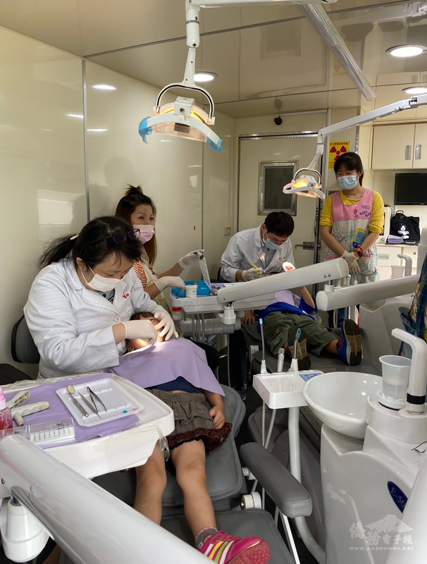 嘉義縣牙醫師公會理事長張世諴表示,嘉義縣口腔保健醫療專車配備先進,搭配牙醫師上山巡迴診療,讓山區民眾不再為牙奔波,也廣受民眾稱許。(嘉義縣衛生局提供)