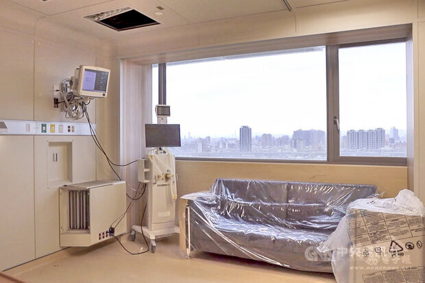 新北市衛生局29日指出,新北境內18家急救責任醫院正積極清空病房中,也為確診病患新規劃病房,採取分艙分流。其中,輔大醫院若經衛生局核准過後,下週就能啟用,其中包括80床專責病房及6間負壓隔離智能病房(圖)。