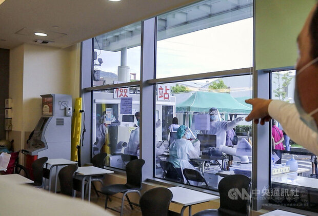 新北市衛生局表示,30日在中和區積穗市民活動中心增設武漢肺炎機動篩檢站,由怡和醫院服務,服務量能每日300名;加上原有板橋等10處篩檢站,總篩檢量能達2600人。圖為設於輔大醫院的篩檢站。