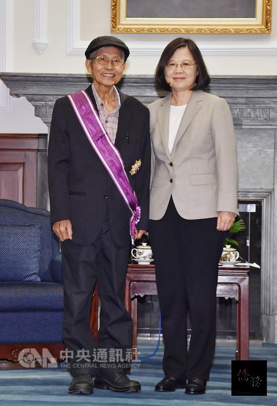 總統蔡英文（右）27日在總統府頒贈前農委會副主委戴振耀（左）「三等景星勳章」，以表彰他對台灣農業與農民運動的貢獻，贈勳儀式結束後兩人並合影留念。（中央社訊）