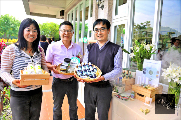 工研院團隊今年下鄉指導農民，透過萃取技術，將玉蘭花、野薑花製成純露原料，再結合食品、文創開發相關產品，為香花產業加值。（自由時報提供）