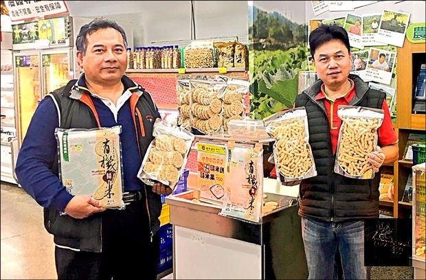 花蓮市農會新推出的糙米餅及米果，試賣期間深獲民眾喜愛。(自由時報提供)