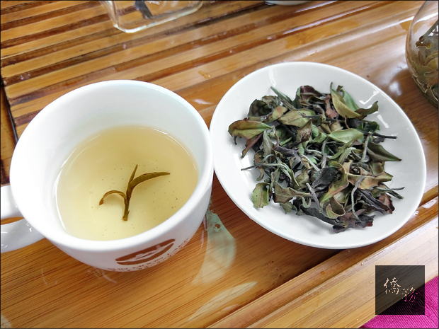 白茶茶葉不像一般烏龍茶為球狀，或是紅茶的條索狀，而是像茶菁原型，茶湯清香雋永。 