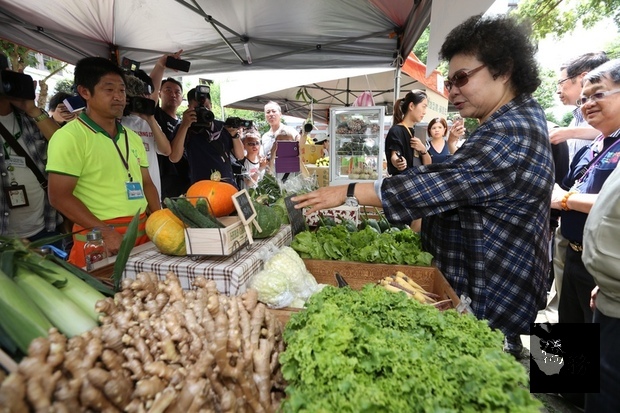 總統府秘書長陳菊（前右2）3日上午參觀「總統府大開放－特色農產市集」，推廣台灣優質農產品。(中央社提供)