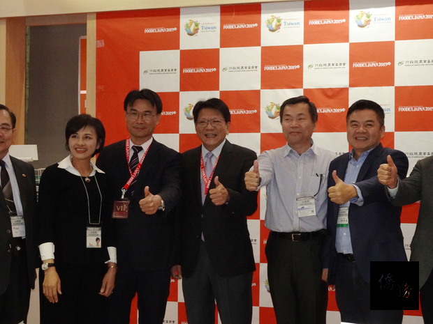 農委會主委7日在東京國際食品展見證文鯕水產公司(圖)與日本UTIC簽訂「鮪魚及其加工品採購訂單」及台灣宏益冷凍公司與日本 Ras Super Fries公司簽「台灣鯛、鱸魚及櫻花蝦採購意向書」。