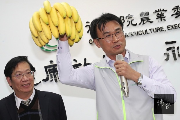 農委會籌組台灣農產館參加2019東京國際食品展，展期前3天現場累計接單金額達新台幣7017萬元，台日兩國業者簽署的香蕉與水產品訂單約23億元。農委會主委陳吉仲（右）8日舉行記者會說明。