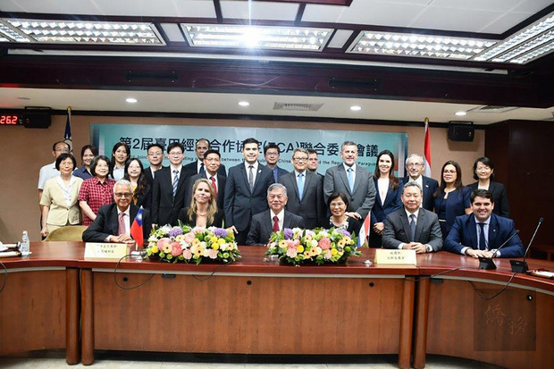 第2屆台巴經濟合作協定（ECA）聯合委員會會議18日在台北召開，由經濟部長沈榮津（前排左3）與巴拉圭工商部長克菈梅（Liz Cramer，前排左2）共同主持。