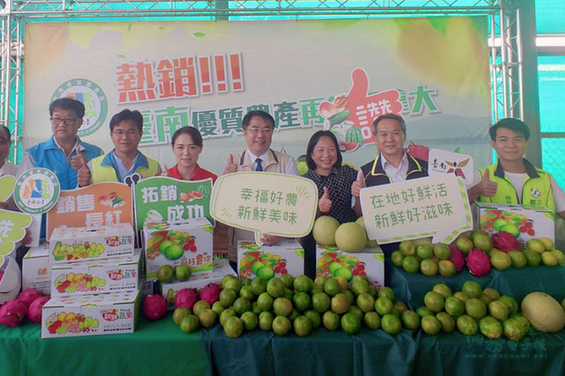 台南市政府農業局31日在麻豆區舉辦記者會，市長黃偉哲（右4）出席宣布椪柑、柳丁等18.57公噸農特產品，再次銷往加拿大。（中央社提供）