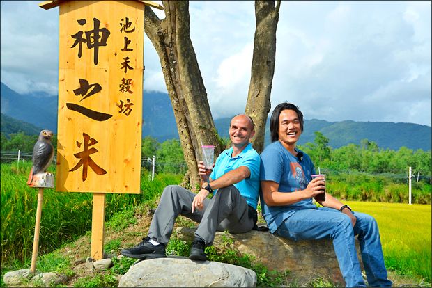 外國遊客巧遇魏瑞廷（右），兩人愉快的在「神之米」意象前合影。(圖:自由時報提供)