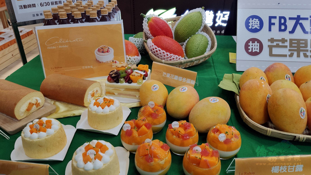 國內疫情趨緩，台東迎接觀光旺季，台灣好農超值市集商店今天進駐台東航空站，在機場也可以訂購夏雪芒果、大目釋迦、木鱉果等台東代表性農產品，從產地直送到家。（中央社提供）