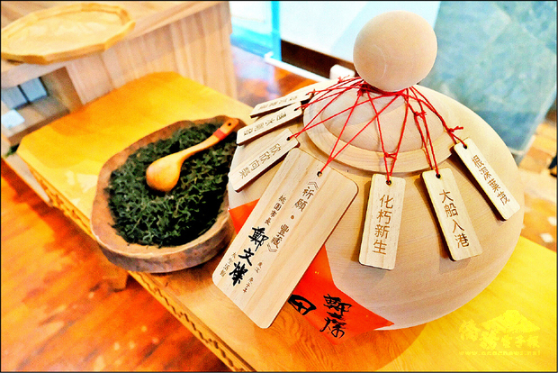 大溪木博館舉辦封茶祈福活動，大溪以木工藝聞名，特別以木製茶倉封茶。（自由時報提供）