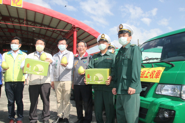 中華郵政公司台南郵局31日上午在麻豆紀安宮舉辦今年的文旦包裹收寄處成立記者會，邀請台南市長黃偉哲（左2）等人參加。（中央社提供）