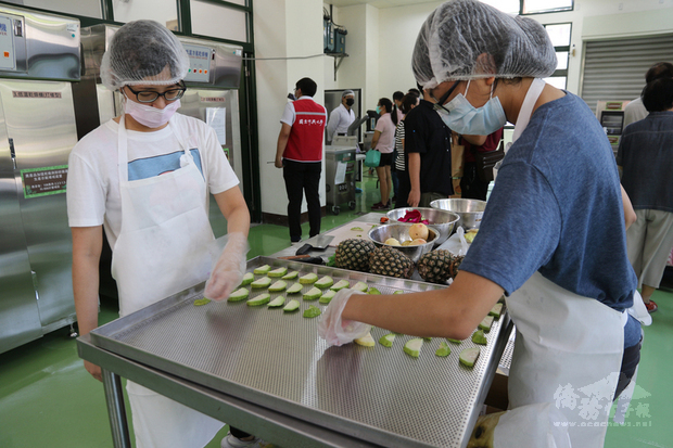 中興大學攜手農委會結合校內食品工廠資源，設置農產加值打樣中心，提供農產加工技術輔導，農友購買設備前，可先在打樣中心進行評估，接受技術輔導，可減少嘗試中的錯誤，有效減低成本。（中央社提供）