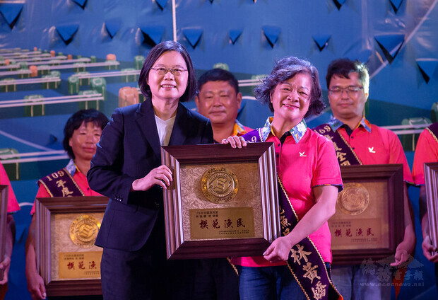 總統逐一頒發「模範漁民」獎狀予得獎者，表揚渠等對臺灣漁業的貢獻