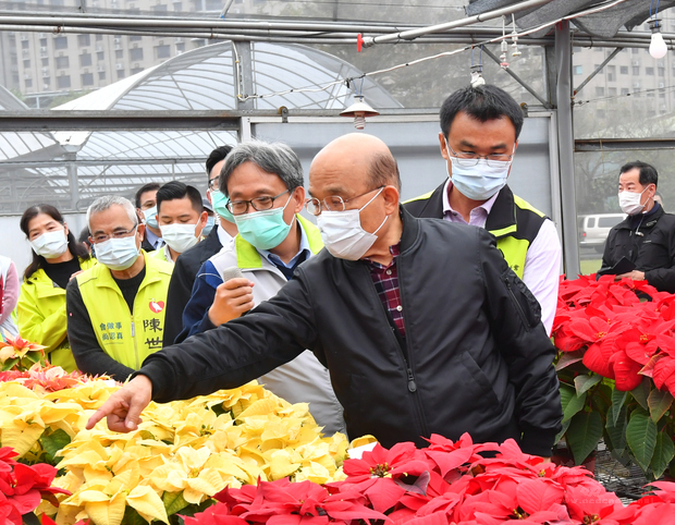行政院長蘇貞昌23日視察桃園區農業改良場台北分場,瞭解可依建築樓層與光照建議種植花卉,以及透過視訊系統可為植物看病、疫情期間可協助農民遠端交易。