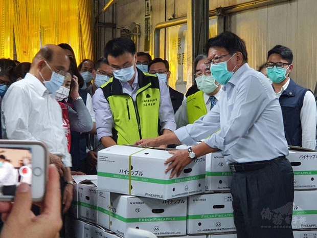 中國宣布停止進口台灣鳳梨，屏東縣長潘孟安（前右）28日表示，縣府已規劃農業國際化標準包裝加工場，導入冷鏈體系和外銷蒸熱檢疫，目前正向中央爭取經費中。