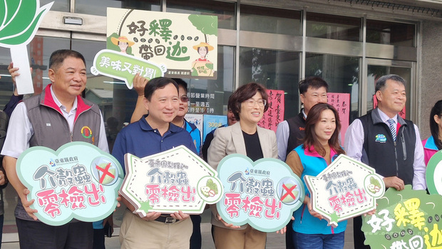 台東縣長饒慶鈴（前左3）2日出席記者會表示，一定力
挺農民，要做台東農民最堅強的後盾，並展開全面性的
行動策略，幫助農民度難關。