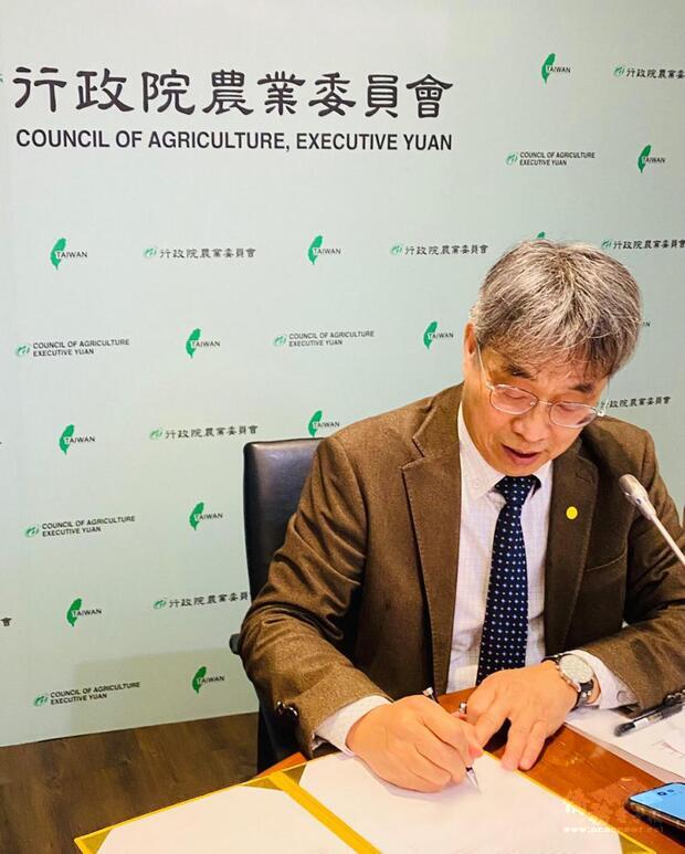 農委會陳駿季副主任委員在臺北簽署「臺澳農業合作執行條款」