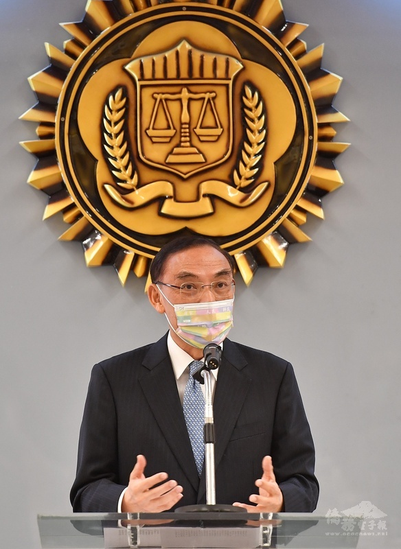 法務部調查局17日舉行記者會,宣布開發台灣檜木DNA鑑定技術有成,法務部長蔡清祥到場勉勵同仁辛勞。(中央社提供)