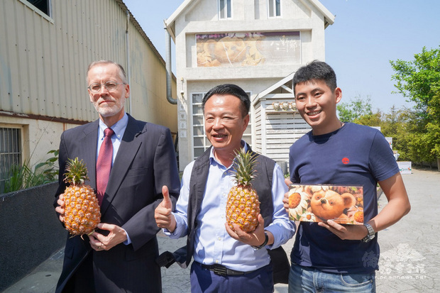 美國在台協會（AIT）處長酈英傑（左）18日走訪嘉義，縣長翁章梁（中）陪同。翁章梁表示，酈英傑表達AIT力挺台灣鳳梨。（嘉義縣政府提供）