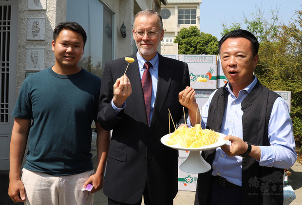 嘉義縣長翁章梁（右）18日表示，中國停止輸入台灣鳳梨進口，希望美國在台協會（AIT）能協助嘉義鳳梨外銷美國。AIT處長酈英傑（中）則說，台灣農委會已向美國提出申請鳳梨外銷，正循貿易程序辦理中；酈英傑並表達AIT力挺台灣鳳梨。