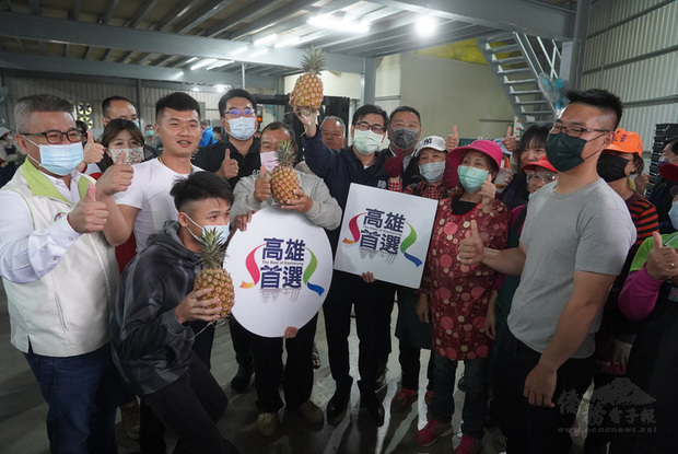 高雄大樹金鑽鳳梨進軍韓國首爾高端超市，南友農青果生產合作社首批16.8噸包裝，將出貨到5月底。市長陳其邁（中）出席封櫃儀式。