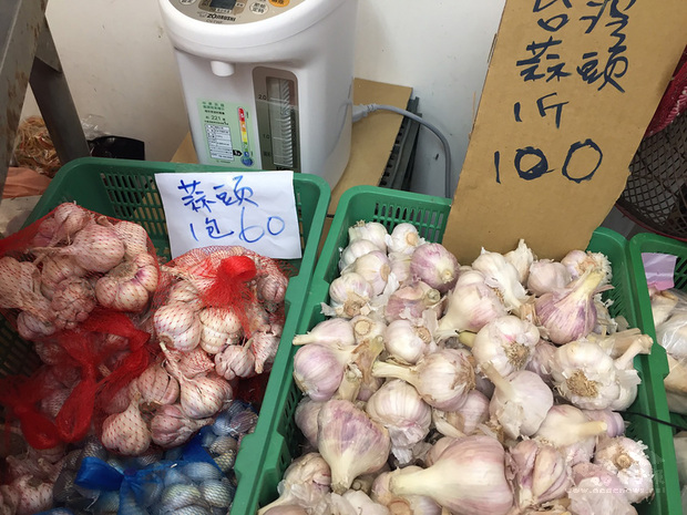 農糧署指出，1、2月市面上賣的還是進口蒜，零售價每台斤還在新台幣120到150元，3月起國產蒜陸續上市，剛上市的是比較新鮮的濕蒜，近期每台斤70多元居多，已便宜很多。圖為市場攤販所販售蒜頭。