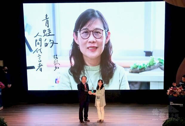 農委會副主委黃金城(左)表揚「青蛙公主」楊懿如(右)。