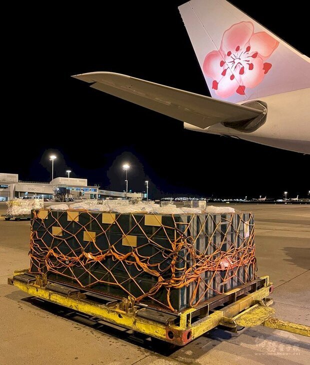 華航4月首度載運被喻為「最迷你的嬌客」的活體蜜蜂,由澳洲雪梨啟程,經桃園國際機場轉機到溫哥華,依貨主要求,維持蜜蜂在低溫且通風的運送環境,貨艙也由機長恆溫控制在攝氏2到8度,降低蜜蜂在載運過程中的活動力,提高運送穩定度。(華航提供) (圖:中央社)