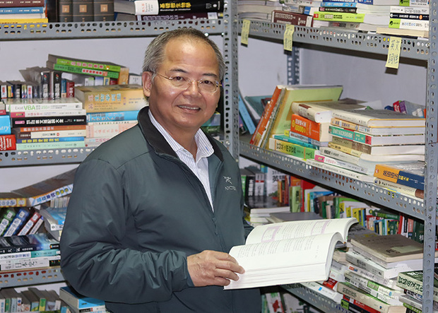 越南台商賴宏南喜歡讀書，在越南的書房共有2000多本藏書，即使工作再忙，每天都會花3小時左右看書。他說，採種業在實務上遇到的所有問題都可以在書上找到答案，對事業經營很有幫助。