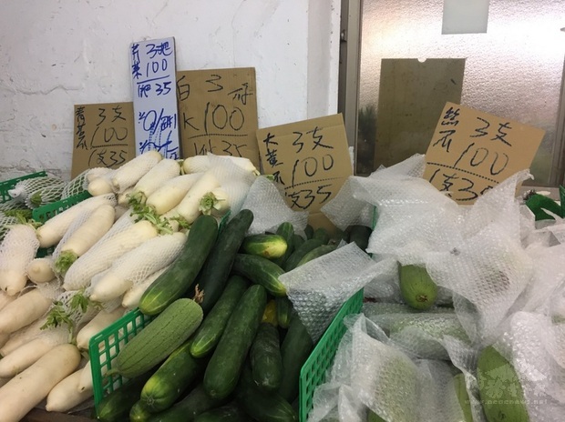 台北果菜批發市場16日整體蔬果交易均價比前一個週日漲4成。農糧署17日指出，承銷人想多批貨所致，供應無虞，18日市場開市再觀察。