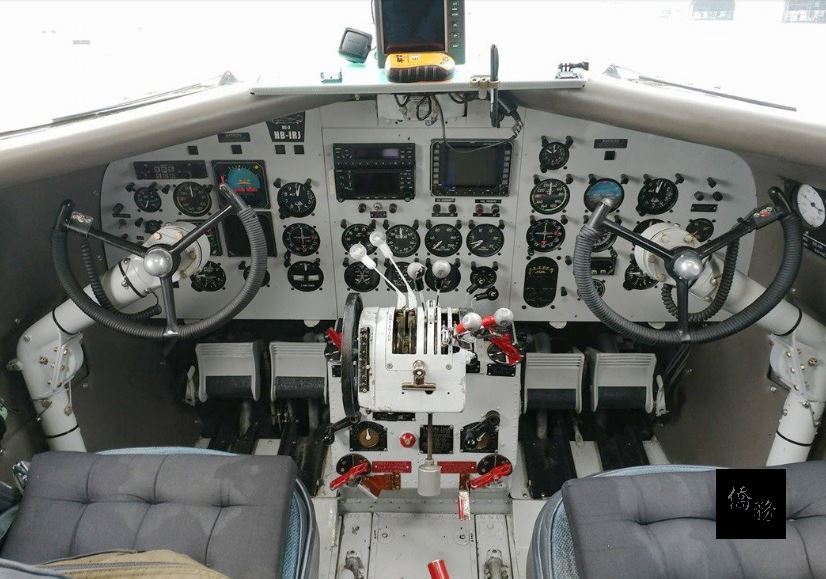 這次飛抵台灣的HB-IRJ DC-3， udn tv記者親上座艙，內裝除了操縱盤(yoke) 、方向舵踏板(pedal)和推力控制(thrust control)是原始設計，其它部位都不是原廠，包含燈光控制也全部換了位置。（聯合報提供）
