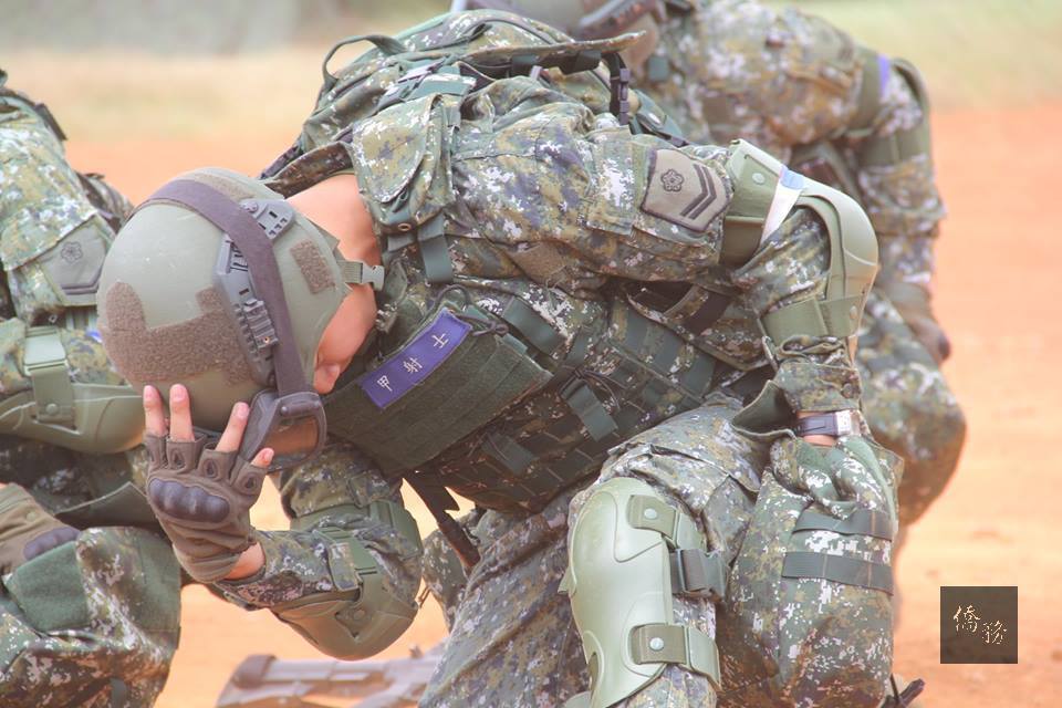 國防部日前開放「國軍志願士兵甄選基準」讓曾犯「微罪」者可報考志願役士兵,國防部資源司長陳正棋上午在立法院表示,考量毒品的成癮性及衍生犯罪型態難以防範,將傷害國軍形象,國防部後續將召開研討會議,規劃於簡章中增訂「曾違犯『毒品危害防制條例』前科,或遭行政裁罰人員,不得參加甄選」的條件,以杜絕毒品戕害國軍成員。圖中人物與新聞無關。(取自聯合報)