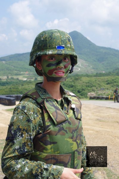 陸軍部隊目前大都已換裝數位迷彩野戰服，但部分裝具尚未更新：例如本圖中的女士官，野戰服與鋼盔布是新式數位迷彩，防彈背心仍是舊式迷彩。（聯合報提供）