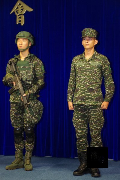 陸戰隊新款虎斑迷彩野戰服，下襬由紮入腰間，改為放出。（聯合報提供）