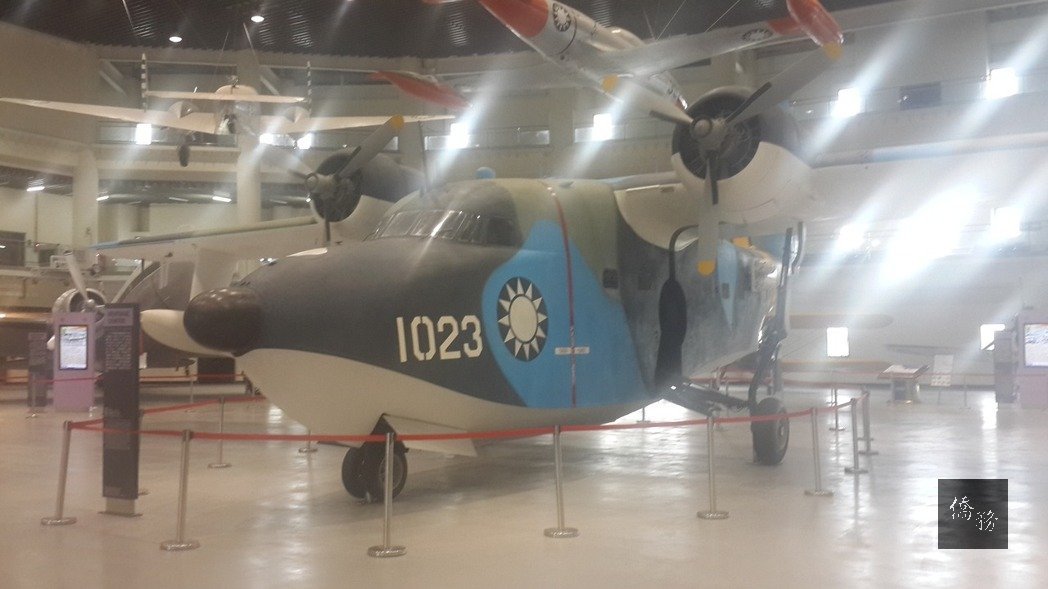 民眾到高雄岡山航空教育展示館尋找信天翁，並與飛機合照，至FB粉絲專業活動訊息下方PO照，留言，可參加抽獎活動。（聯合報提供）